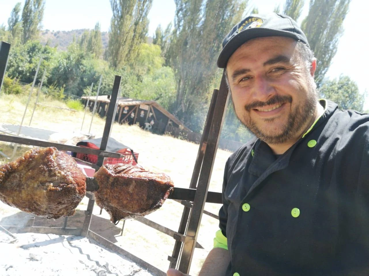 Rodrigo Acevedo Solís durante una jornada gastronómica al aire libre