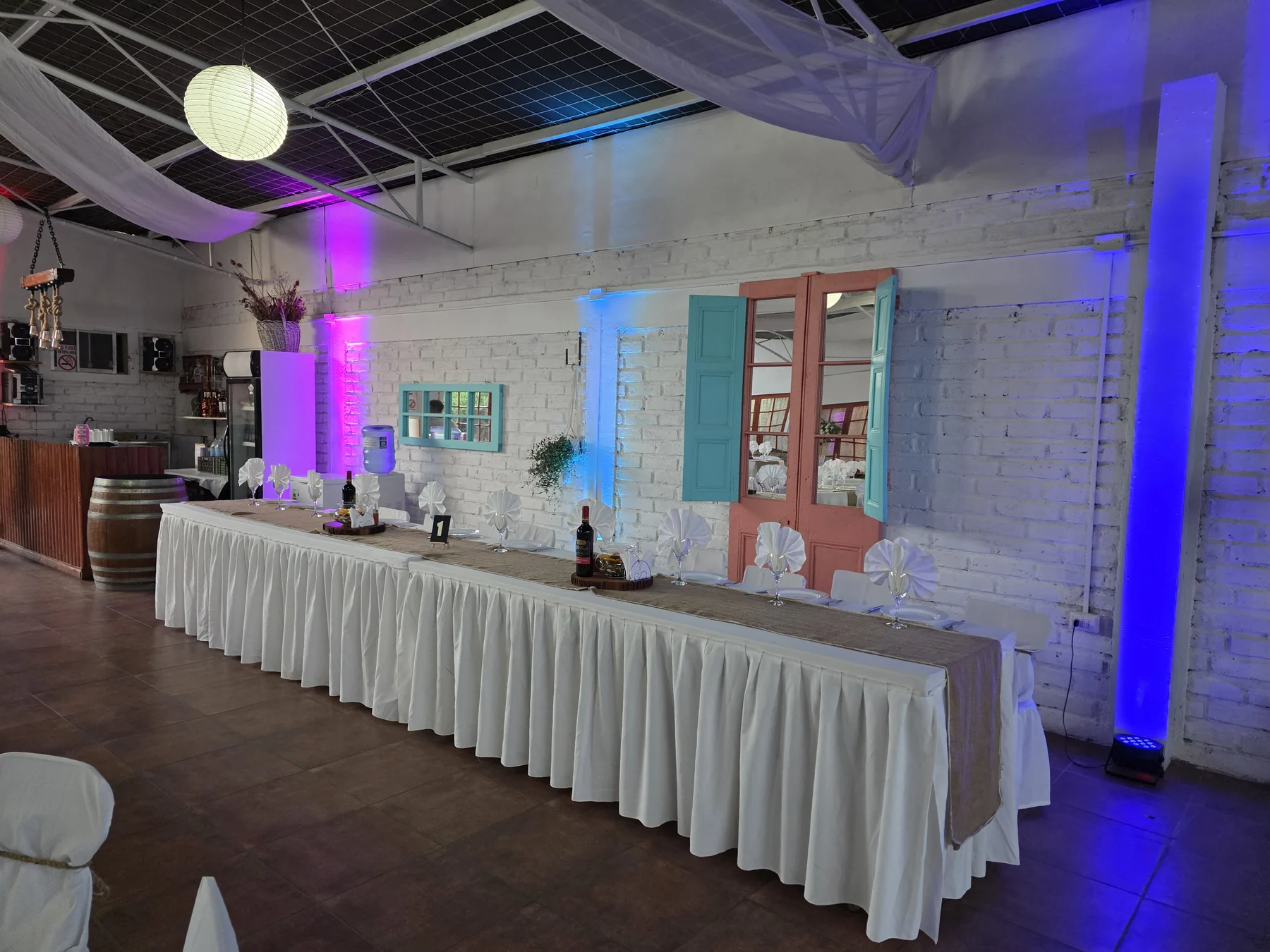 Mesa de servicio y buffet montada para una celebración