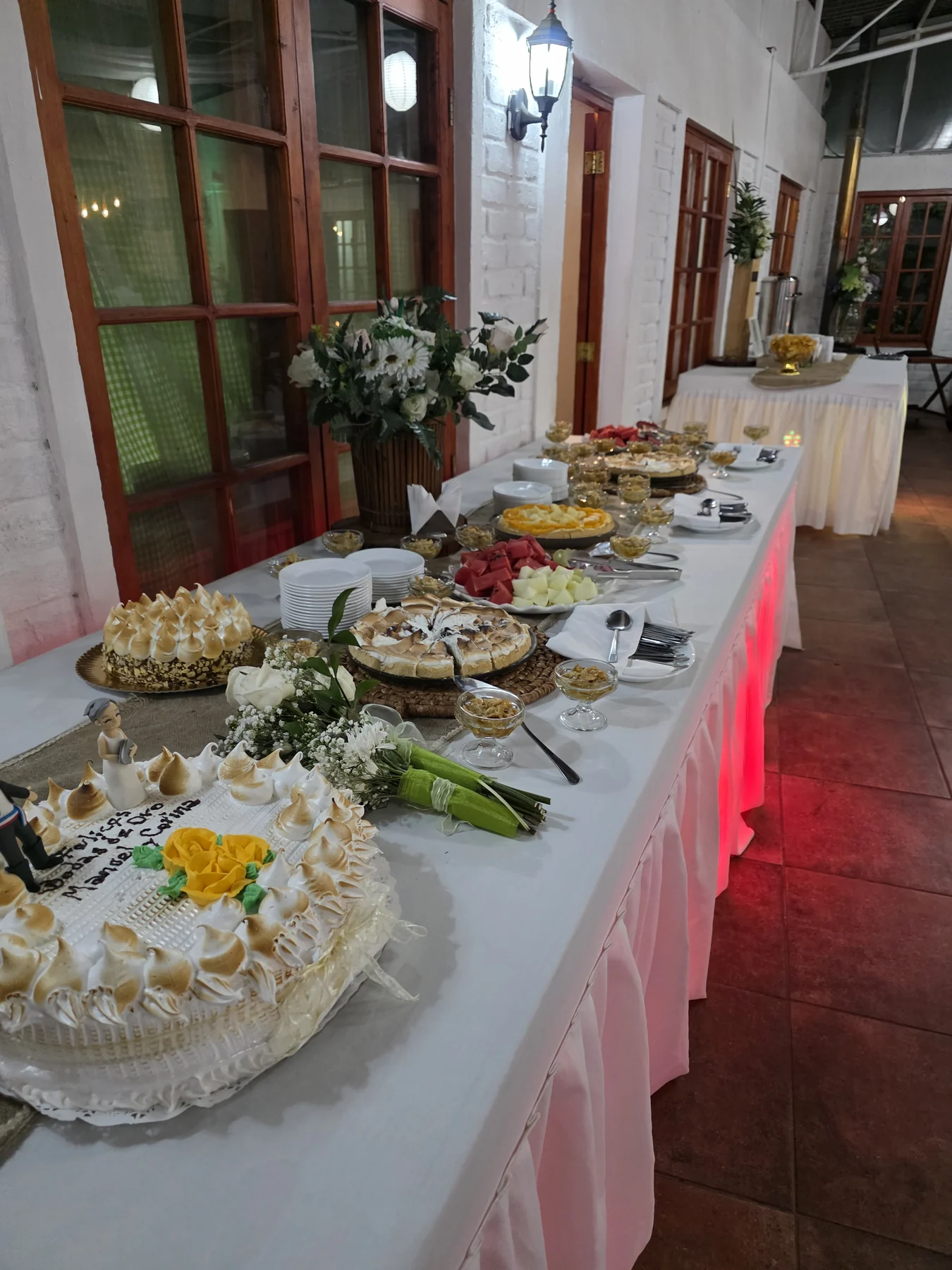 Mesa de postres y torta preparada para una celebración
