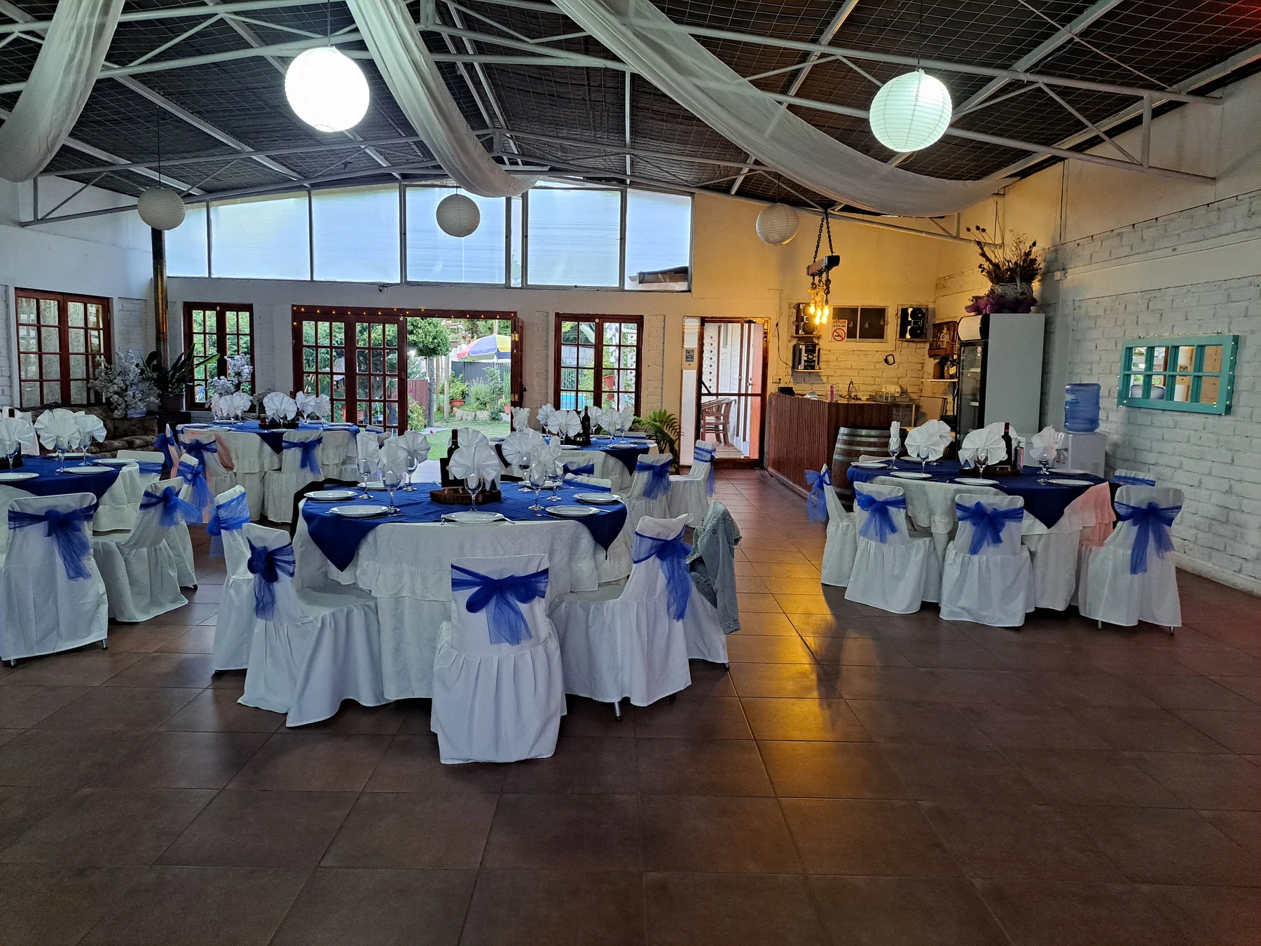 Salón de eventos preparado para una celebración en Entre Cerros y Chamantos