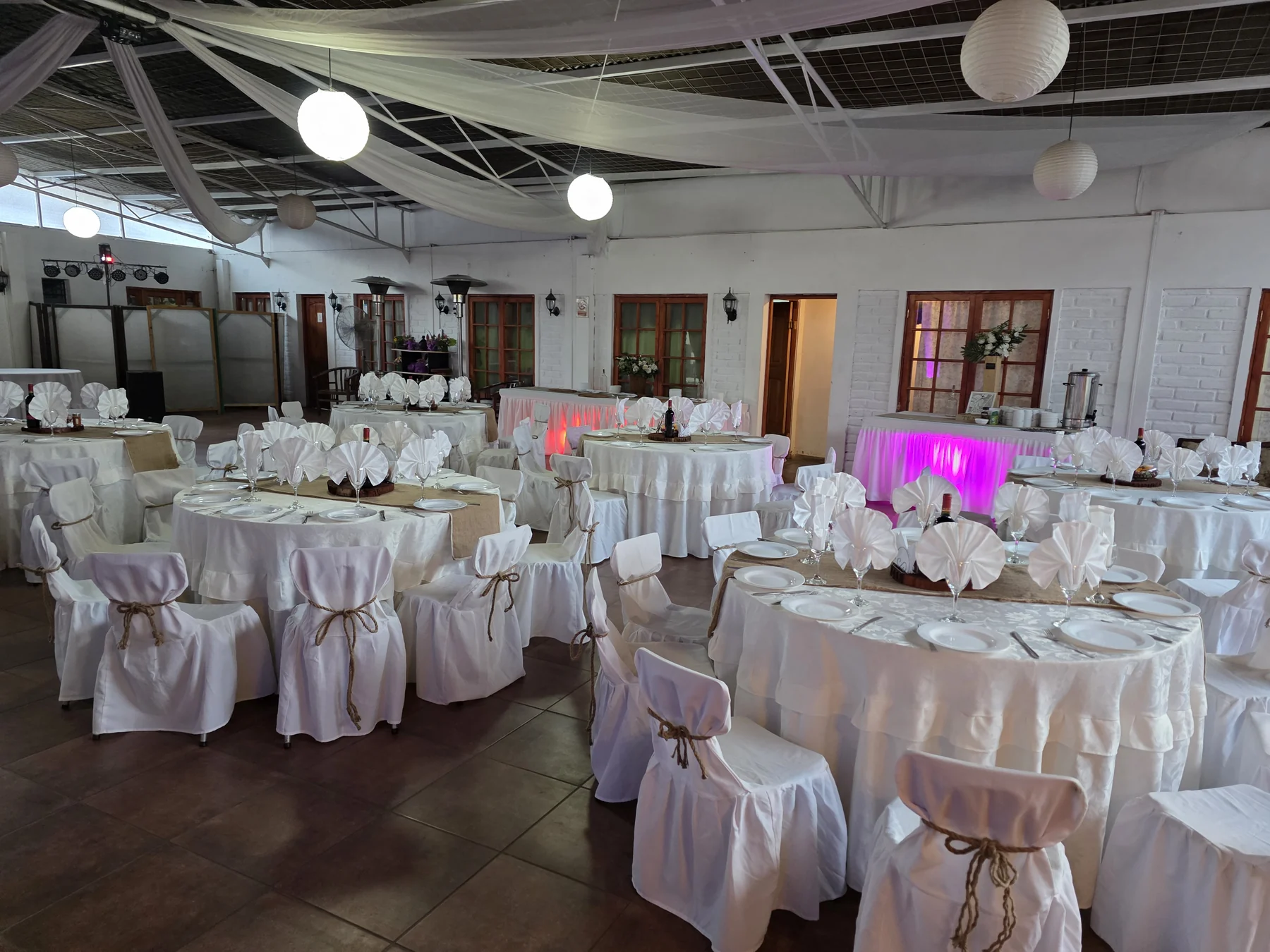 Salón principal preparado para un evento en Entre Cerros y Chamantos