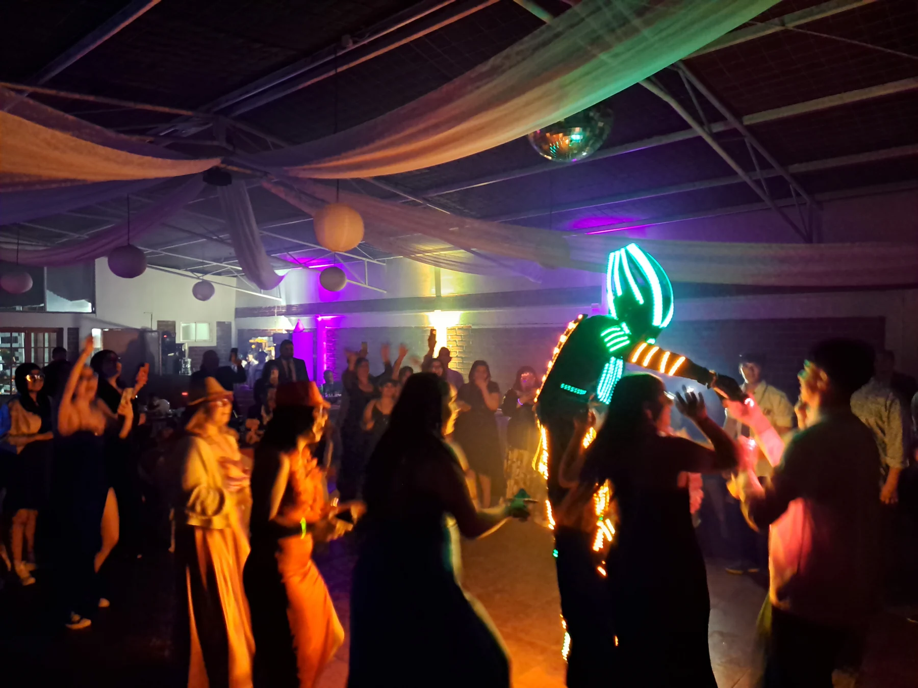 Celebración nocturna en el salón
